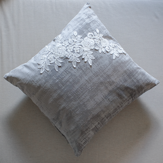 Cuscino in Velluto martellato con pizzo rebrodè e perline