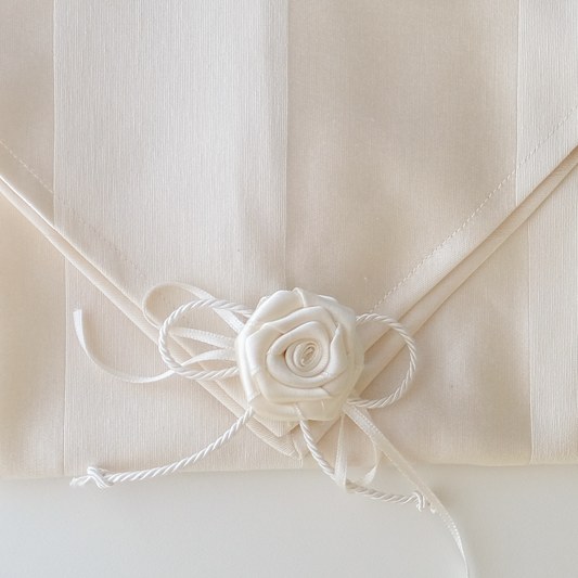 Runner taglio a rombo con spilla floreale